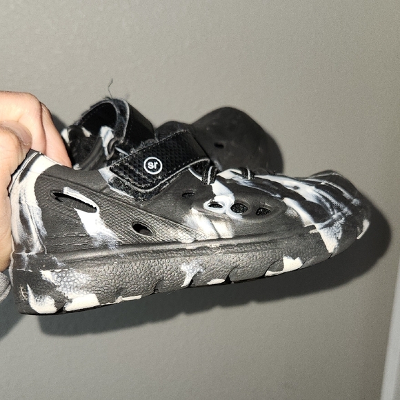 2/$10 Kids Black and White Shoes - Picture 4 of 6